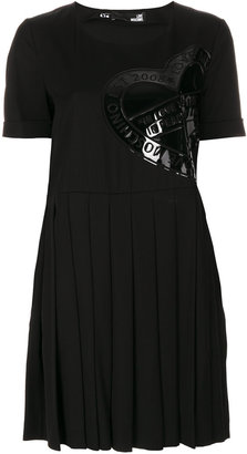 Love Moschino logo patch pleated dress