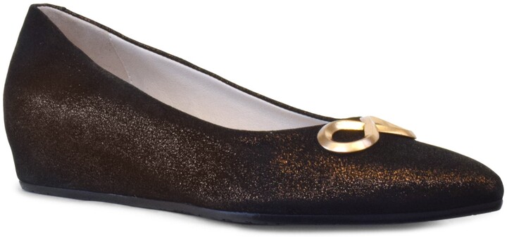 wedge pointed toe pump