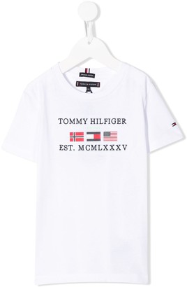 Tommy Hilfiger Junior crew neck flag print T-shirt Tommy Hilfiger Junior crew neck flag print T-shirt