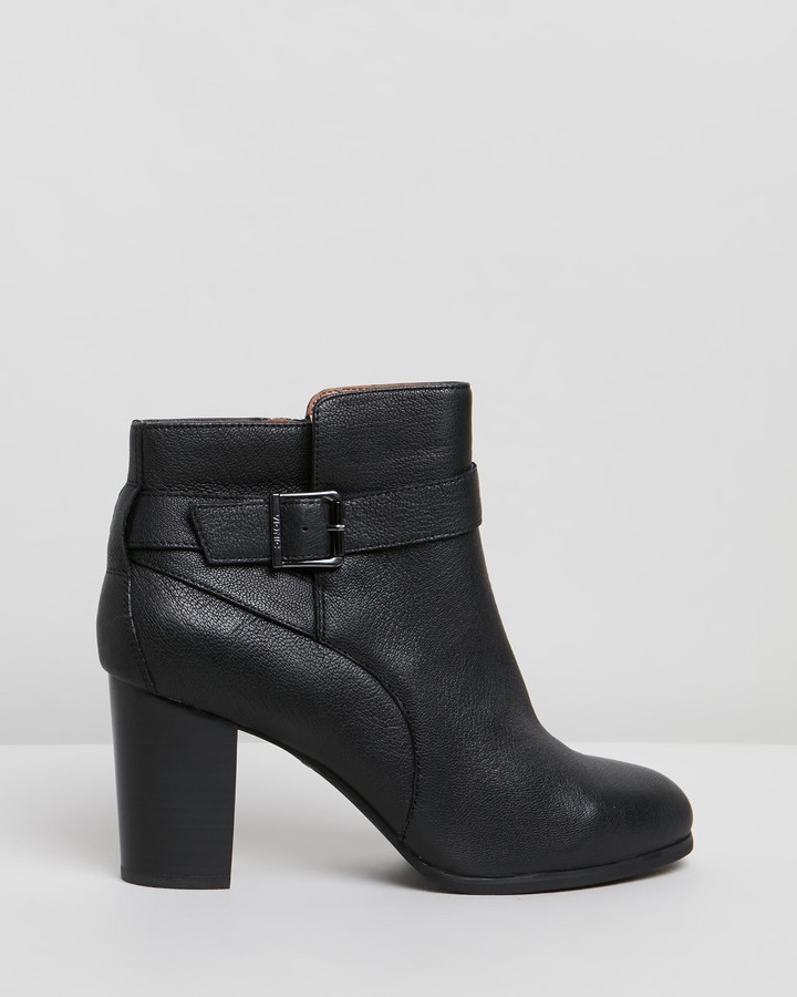 black vionic boots