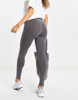 https://img.shopstyle-cdn.com/sim/d9/09/d9098e440b4d03470a52ae0faaa7d26c_xlarge/stradivarius-seamless-legging-with-v-waist-in-washed-charcoal.jpg