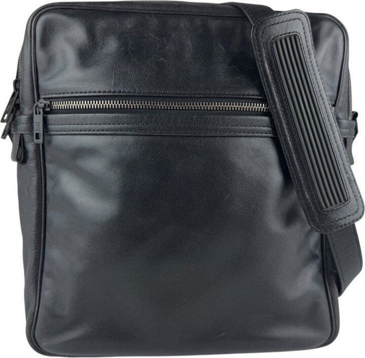 Louis Vuitton Noir Shoulder Bag (Pre-Owned)