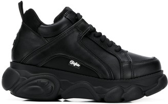 buffalo corin low platform trainers in white