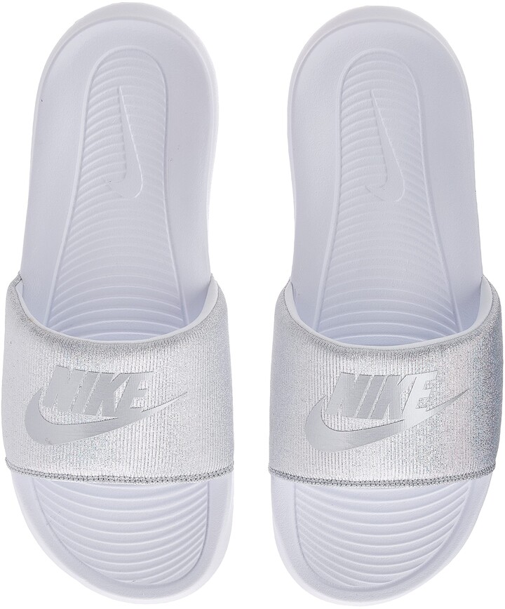 white nike slippers