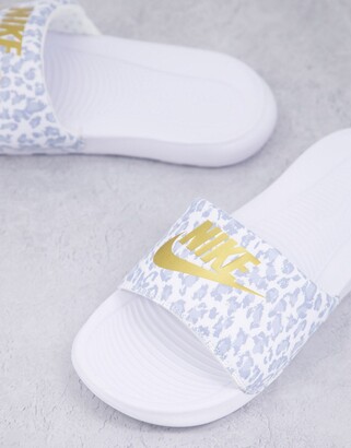 Cursus Sociaal nicht Nike Victori slides in white leopard print and gold swoosh - ShopStyle