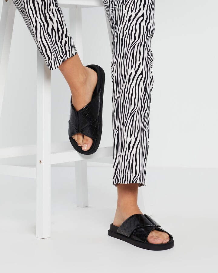 iconic flat sandals