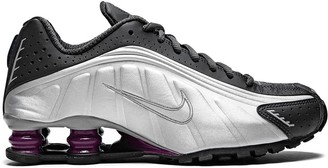 Nike Shox R4 "Anthracite/True Berry" sneakers