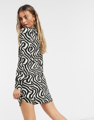 Glamorous mini shift dress with vintage collar in abstract stripe