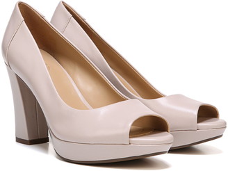 naturalizer gray pumps