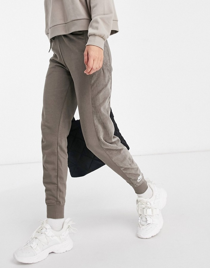 Nike Heritage velour cuffed sweatpants in light khaki - ShopStyle  Activewear Pants