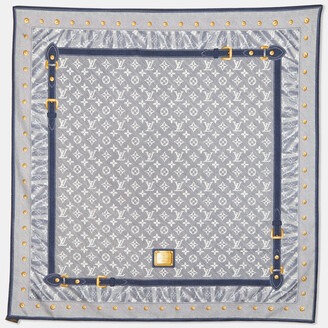 Big blanket/scarf with Monogram print, Louis Vuitton; black hat, Pendleton.  (picture courtesy soulgraphy.com)