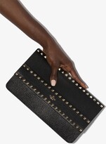 Thumbnail for your product : Valentino Garavani Rockstud grained leather envelope clutch