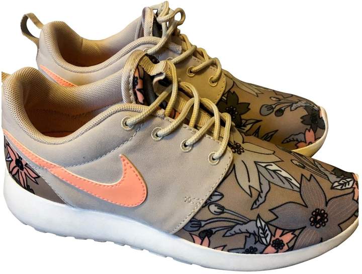 nike roshe run beige