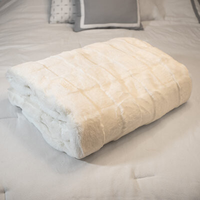 Lavish Home Faux Fur Blanket - 60x80-Inch Queen Size Throw Blanket with Plush Faux Fur Front and Mink Fur Back - Bedding for Sofas and Beds