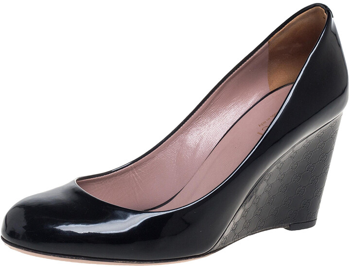 pointed toe wedge pump