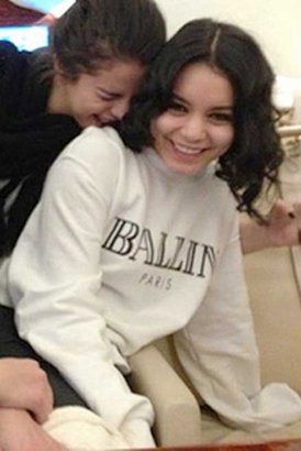 Alex & Chloe Ballin in Paris Sweatshirt in White/Black