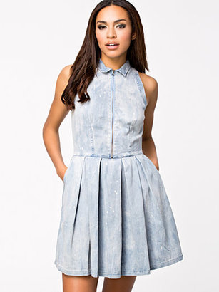 Levi's Levis Sleevless Pleated Day Dress