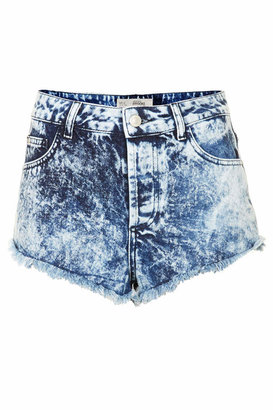 Topshop Moto brooke high waisted extreme acid wash knicker hotpants with frayed hems and authentic trims. 100% cotton. machine washable.