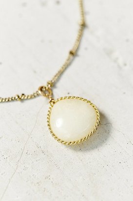 UO 2289 Passed Down Pearl Pendant Necklace