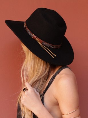 West Coast Wardrobe Canyon Breeze Hat with Feather Detail in Black