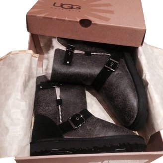 UGG Classic Dylan boots