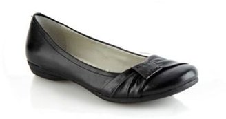 Clarks Black 'Discovery Bay' leather low heel pumps
