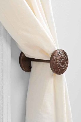 UO 2289 4040 Locust Engraved Doorknob Curtain Tie-Back