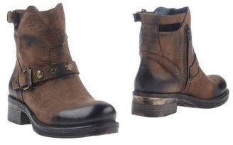 Thompson Ankle boots