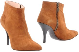 Signature Ankle boots
