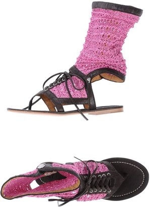 Cycle Toe strap sandals