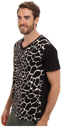 Kenneth Cole Sportswear Short Sleeve V-Neck Giraffe Tee
