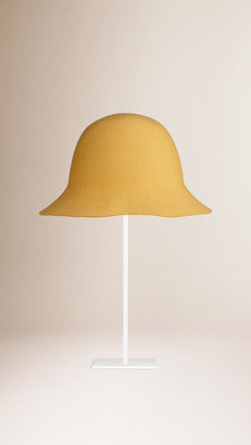 Burberry The Mini Campaign Hat