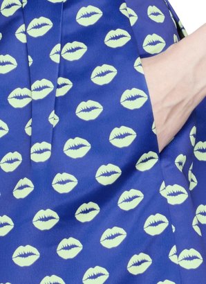 Markus Lupfer 'Smacker Lip' print Kat pleat skirt