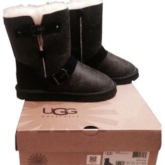 UGG Classic Dylan boots