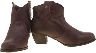 Red or Dead Womens Burgundy Mountain Boots